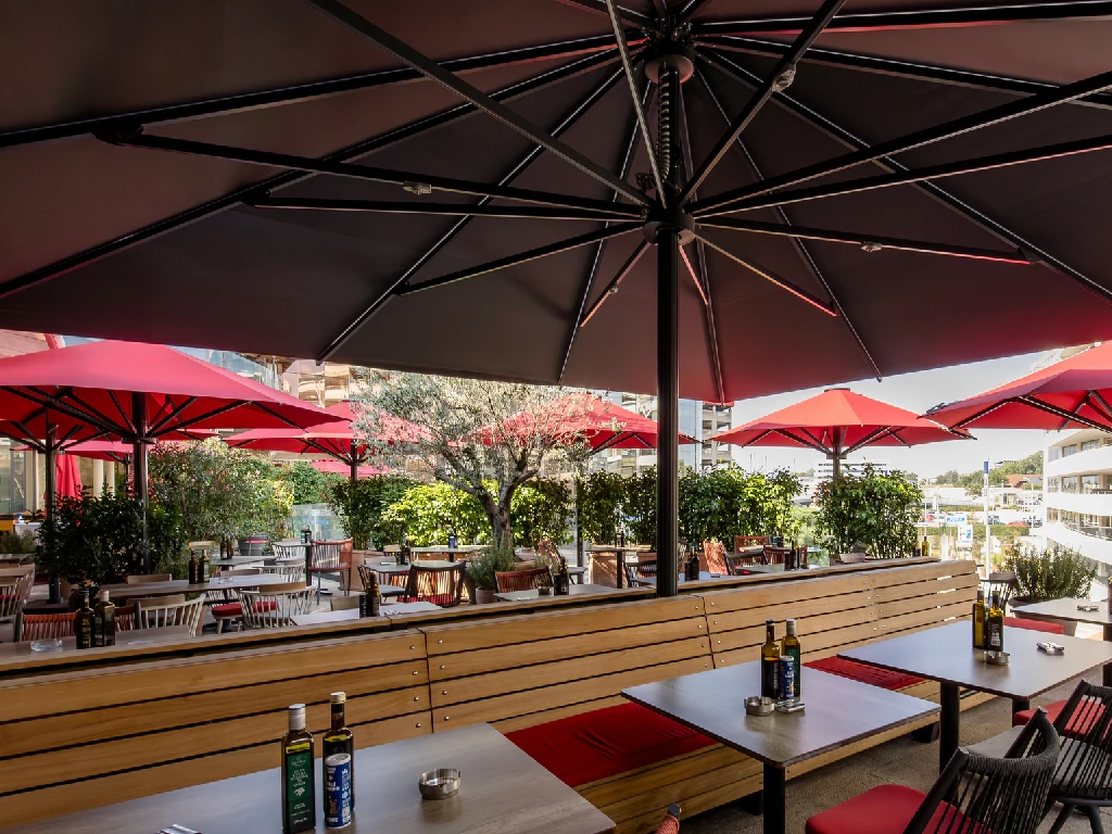 Glatz Sonnenschirme in einem Biergarten.