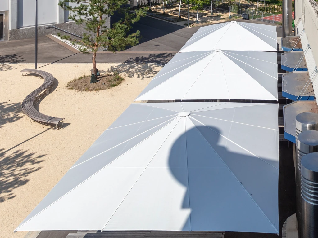 Glatz Sonnenschirme in einer Schule.